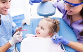 stomatolog-udalyaet-zubnoj-kamen